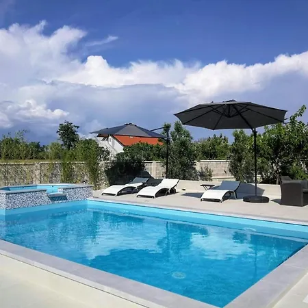 Family Friendly With A Swimming Pool Apartment *