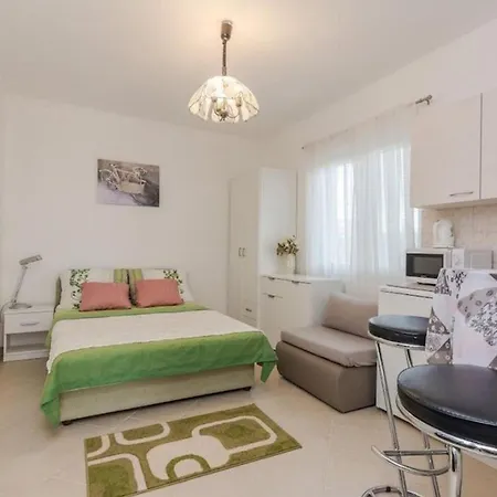 Family Friendly With A Swimming Pool Apartment Privlaka (Zadar)