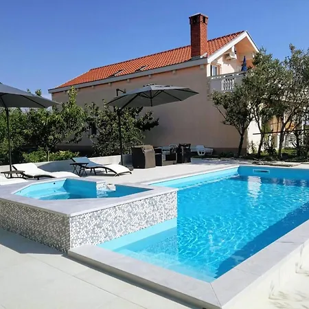 Apartment Family Friendly With A Swimming Pool *