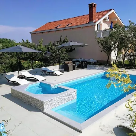 Family Friendly With A Swimming Pool *